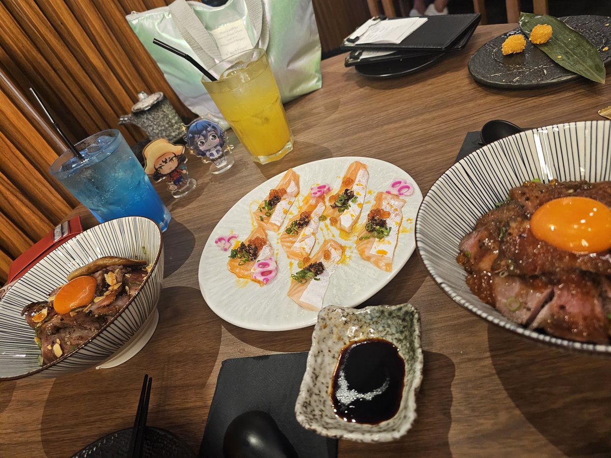 kyeliafreya's tweet photo. Yesterday's valentines where we coincidentally ordered drinks that matched each other's minis (or well matches someone's hat at least) https://t.co/5bUDvEiId4