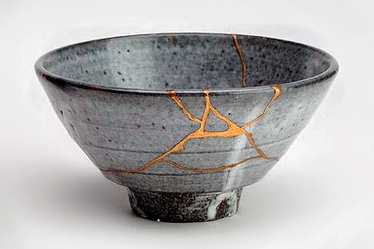 headinajaro's tweet image. I dated a girl who repaired historic pottery for a museum here in BP.
Sometimes they use gold to fix these old things because it's a way of making it look beautiful without trying to cover-up the nature of wear and damage, the history, of the piece.
"The breakage and repair…