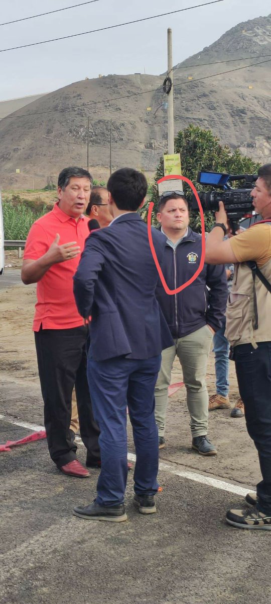 peruchopensante's tweet photo. @willaxtv Ese trabajador es amigo del alcalde de #Chancay. No es casualidad que lo  mando hacer show ante las cámaras para los interes políticos del alcalde. https://t.co/jIfIMF2InT