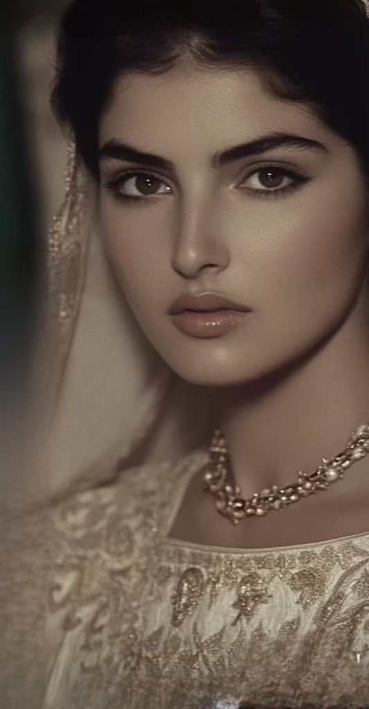 '
"🌺🪽

أحب الدلال والتدلّل 
وأحب سمّي وأبشري وتم  .. ،؛

⚜️🤍