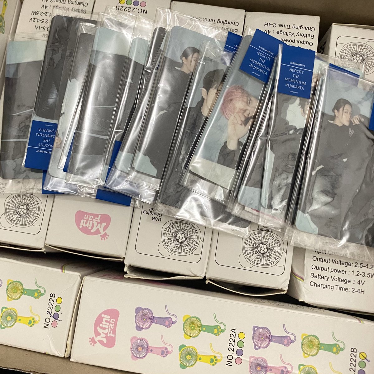 lastnamevy's tweet image. 500pcs freebies momentum dan akan aku bagi jadi 2 hari. ga sanggup bawanya kalau sehari😭😭