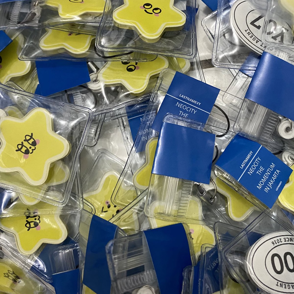 lastnamevy's tweet image. 500pcs freebies momentum dan akan aku bagi jadi 2 hari. ga sanggup bawanya kalau sehari😭😭