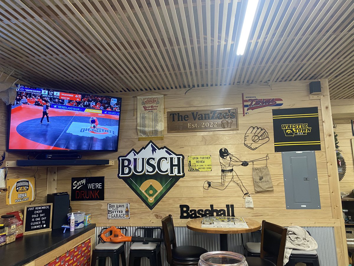 JeremyVanZee's tweet photo. @tyschmit who do you tonight, Iowa or Minnesota????? https://t.co/v3fqTyYKXV