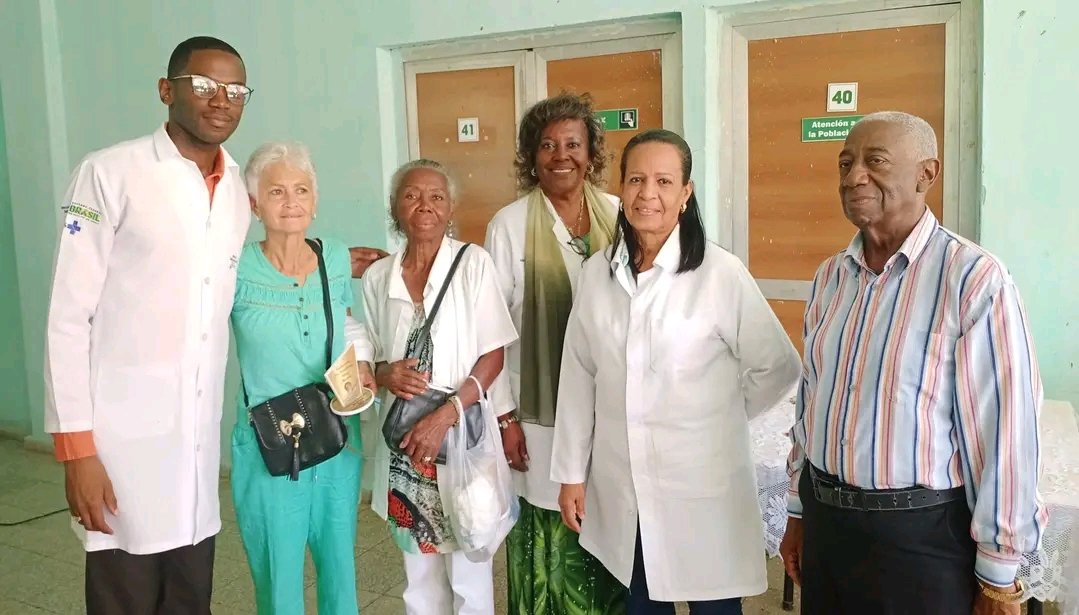 cala_yailen's tweet photo. Jornada de reconocimientos a fundadores del Programa del Médico y Enfermera de la Familia en el Policlínico Graciliano Díaz Bartolo, por la contribución al desarrollo científico, docente, asistencial y administrativo de la institución.
#APSMinsap @Radio_Mambi
#SantiagoDeCuba https://t.co/KSDcUxsY41