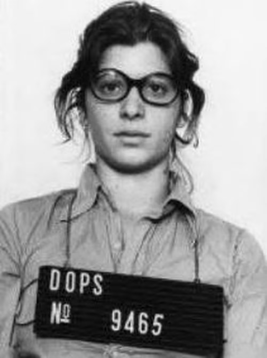 "Fui apalpada pelos guardas e revistada brutalmente, enfiaram o dedo em tudo quando é lugar. Mas minha mãe nunca soube. Só contei depois que ela teve Alzheimer! Com a mamãe não houve nada, que eu saiba. Comigo, sim. Ela ficou 11 dias presa com a roupa do corpo dentro de uma cela