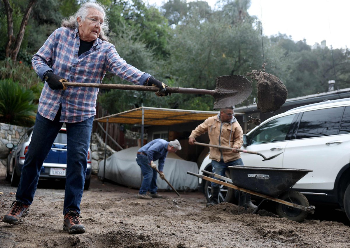 DeccanChronicle's tweet image. Residents clear mud the morning after #mudslides in their community during a powerful atmospheric river storm in #SierraMadre #California #SierraRain  - AFP Photos