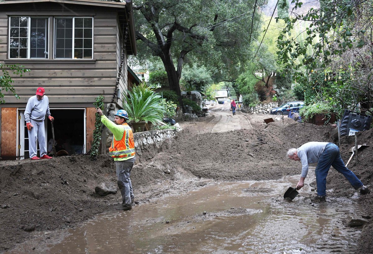 DeccanChronicle's tweet image. Residents clear mud the morning after #mudslides in their community during a powerful atmospheric river storm in #SierraMadre #California #SierraRain  - AFP Photos