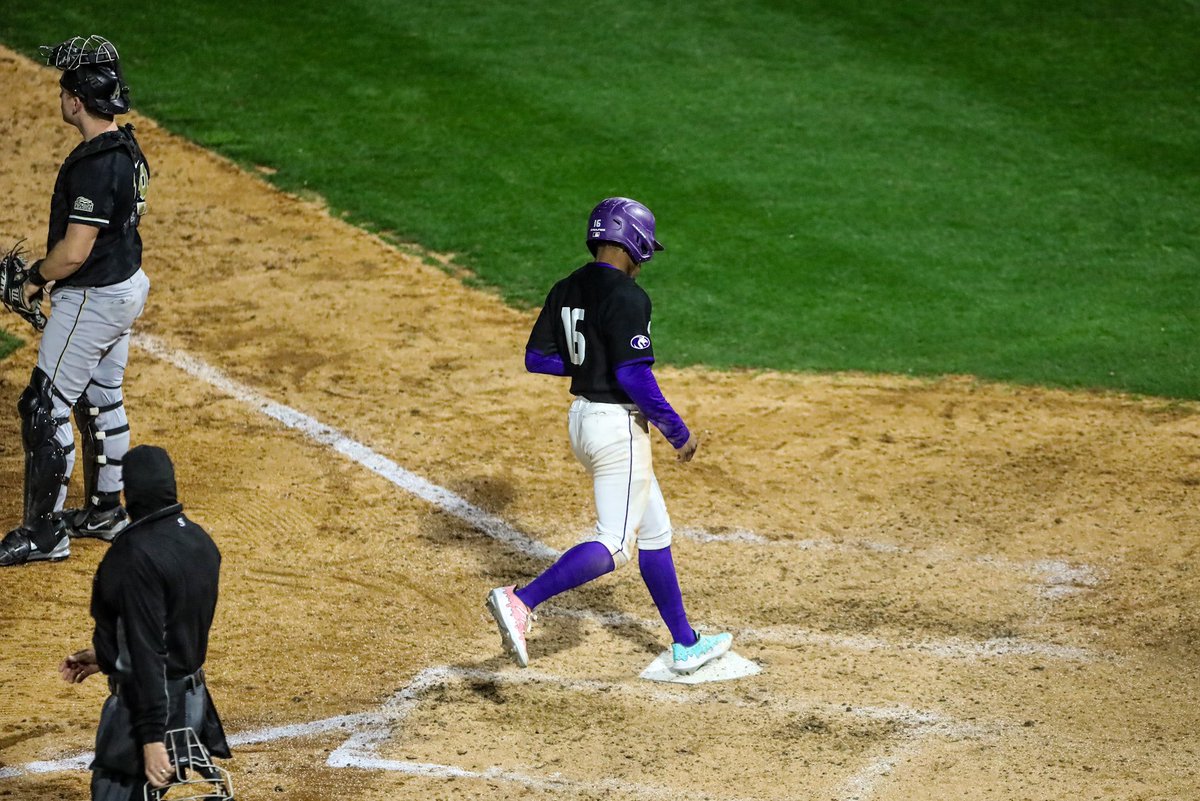 TOP 7 | North Alabama leads Army 2-1. Ethan Walker comes in as a pinch runner for Wes Walker and steps across home plate to elevate the Lions.

UNA: 2
ARMY: 1

#RoarLions🦁
