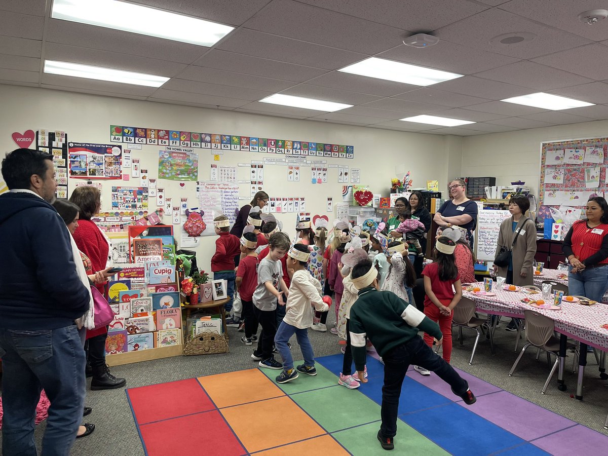 HayesHawks's tweet image. Friendship Parties were a success ❤️ …thanks to the hardwork of our amazing PTA and parent volunteers for organizing and facilitating the fun! 🤩 #memoriesmade #hayeshawks