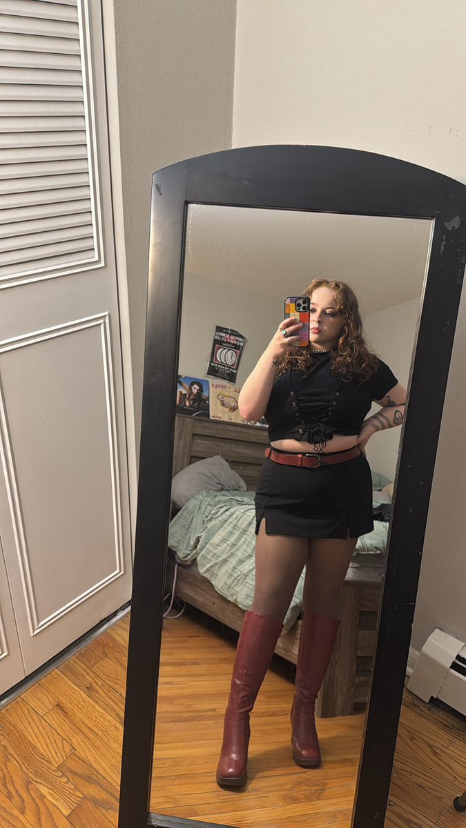 shelltopay's tweet image. happy vday day love is love lowkey🖤