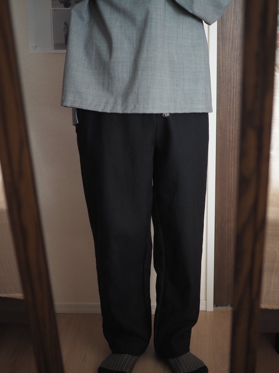 wooln_wooln's tweet photo. 履くとこんな感じです！

程よくゆったり感あるけど
横から見るとテーパードが効いて
スッキリ見える

使い勝手良さげ🙆‍♂️

ウールの光沢感も良い

#洋裁　#裁縫　#ズボン作り　#ハンドメイド https://t.co/gFdyKeK4Mo