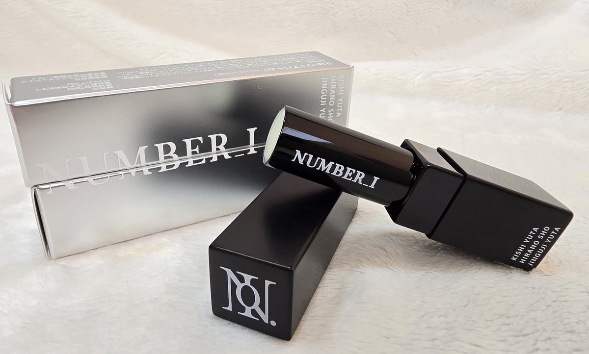 a_pricot2930's tweet image. リップバーム凄くオシャレ…！
外箱は銀色、本体は黒に白字印刷でシンプルなのに高級感がある…！！
ベルガモットの香りは、強くなく程よい香りで爽やかさを感じる…！
勿体なくてまだ付けれてないけど、きっと付け心地も良いんだろうなと確信😉👍❤️‍🔥

#Number_i
#iLip