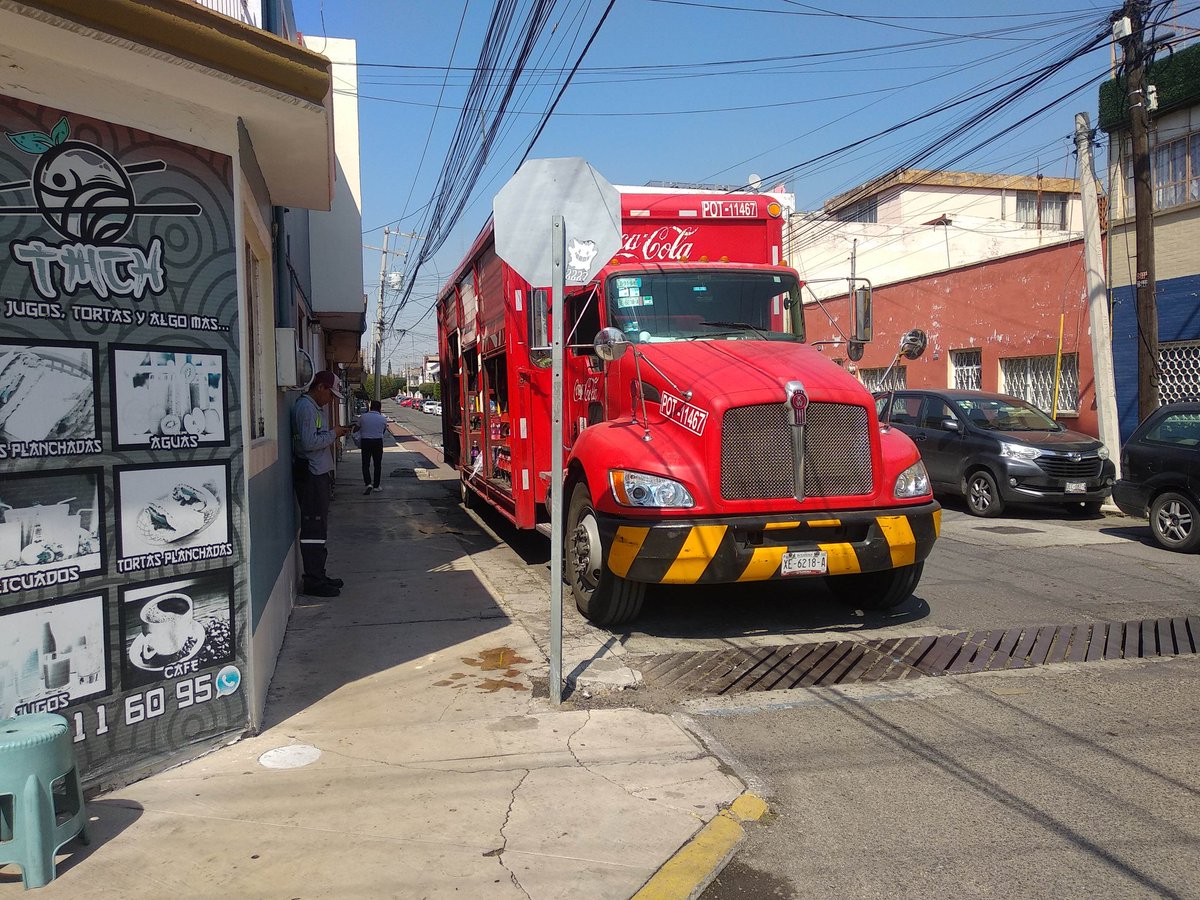 samtotuit's tweet photo. @CocaColaMx en la ciudad de #PueblaCapital tiene permiso del @PueblaAyto para estacionarse sobre ciclovía? https://t.co/ANdmrts09H