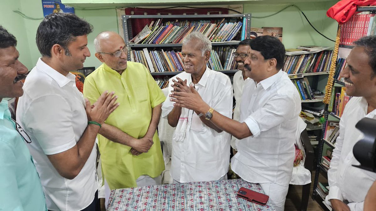 NainarBJP's tweet photo. இன்று சென்னையில்
இந்திய கம்யூனிஸ்ட் கட்சியின் மூத்த தலைவர்களில் ஒருவரான திரு. இரா.நல்லகண்ணு
அவர்களை இன்று மேதகு ஆளுநர் CP.ராதாகிருஷ்ணன் அவர்கள்   பாஜக ��ாநில  செயலாளர் திரு. வினோஜ் பி.செல்வம் அவர்கள் திருநெல்வேலி வடக்கு மாவட்ட தலைவர் திரு. முத்துபலவேசம் அவர்கள் தூத்துக்குடி தெற்கு மாவட்ட தலைவர் திரு. சித்ராங்கதன் அவர்களுடன் சந்தித்து நலம் விசாரித்த போது