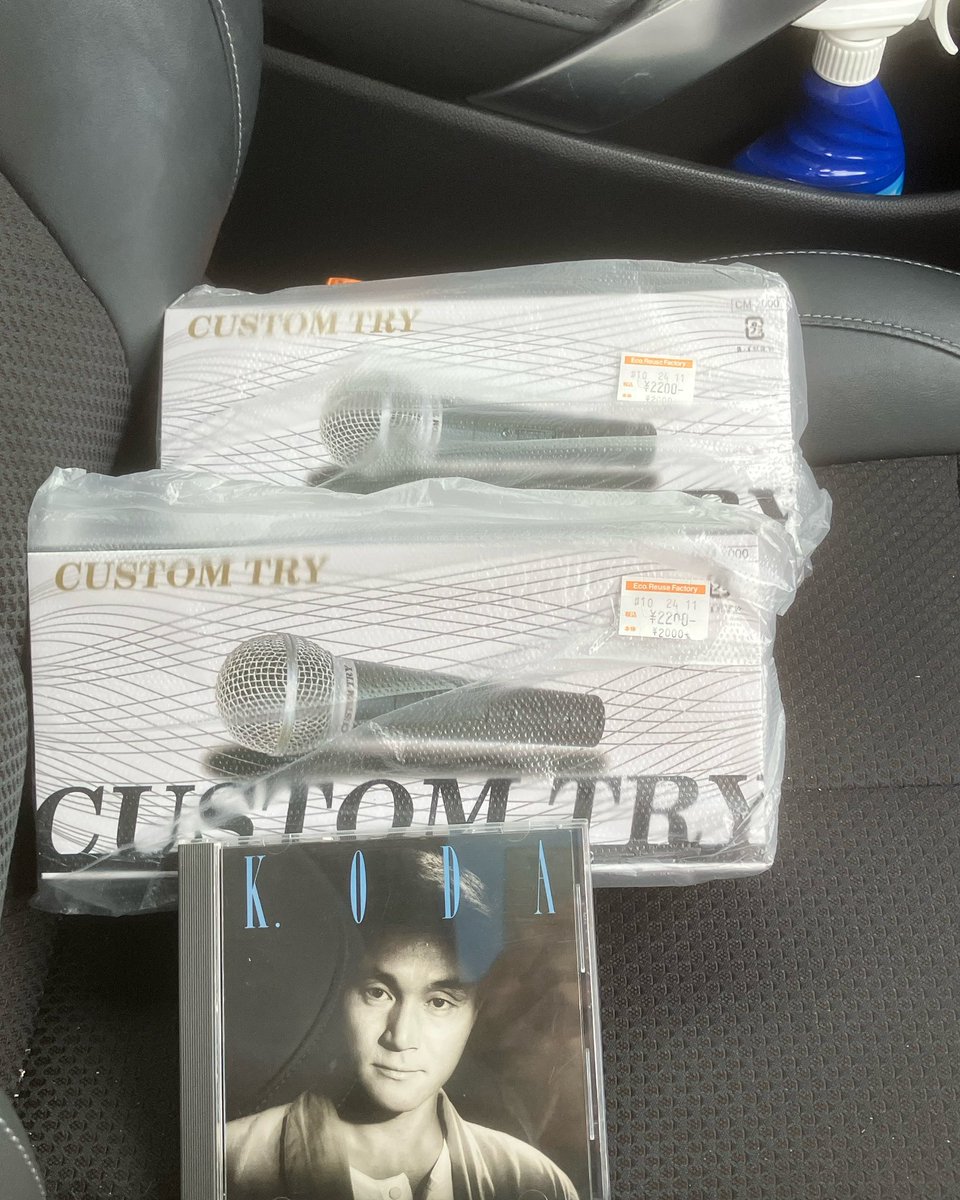 kzaemon4444's tweet photo. ハードオフで、カラオケ用マイクのCM2000と、中古の小田和正のCDを購入だ。
#ハードオフ
#日本はじめました協会
#カラオケマイク
#有線マイク
#CM2000
#小田和正 https://t.co/StdS1XrOa1