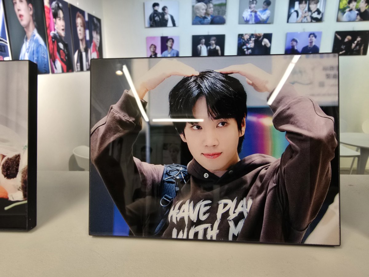 _rizi_n_vvs's tweet photo. 진짜 너무 예쁜 사진들이 많아서 행복한 곳이었어여ㅠㅠㅠㅠ 럭드 두번 햇는데 내 손은 역시나 중복 뽑아버리기.. 그래두 쥑쥑즈 유닛포카 뽑아서 행복하다.... https://t.co/fKzKKWM6rk