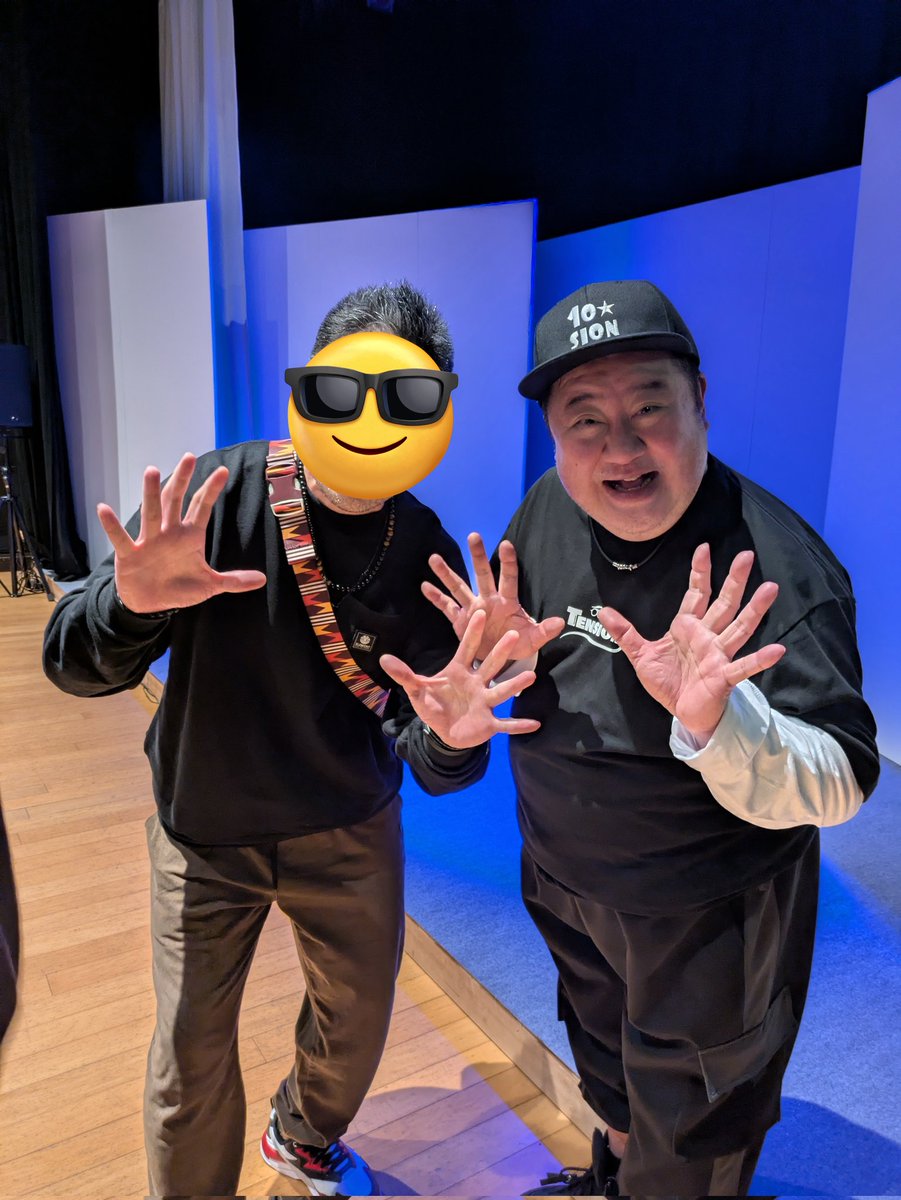 家族がいる自宅へ帰宅し、次男たける君（6才）へ芋洗坂係長とのツーショット写真を見せると、、、
『どっちがパパ❓❓パパが二人になった😂😎』
おぃおぃ〜そんなに似てるの😂😎😂
改めまして、楽しいLIVE有難うございました♥😎♥
引き続き応援してます🎙️😎🎙️