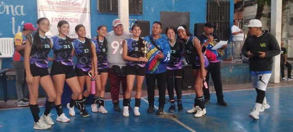 cronometro21's tweet photo. #Voleibolfemenino El equipo U17 🏐 de La Haciéndita logró el sub campeonato en Toma Deportiva de "José Félix Rivas " #petare
#municipiosucre
@alcaldiasucre1 https://t.co/3GPi610iA3