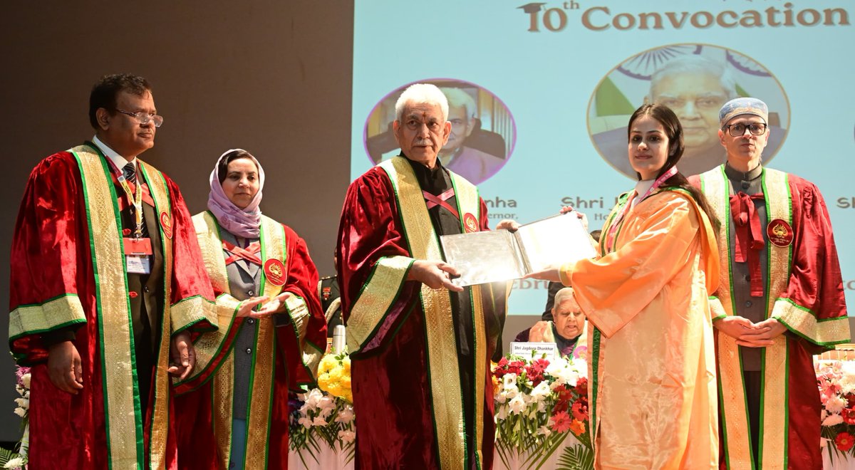 OfficeOfLGJandK's tweet image. The strength of our nation will be determined by values, innovation &amp;amp; knowledge and I strongly believe the young men &amp;amp; women graduating in this Amrit Kaal will shape destiny of our nation. Those stepping out today into the real world have a unique opportunity of nation building.