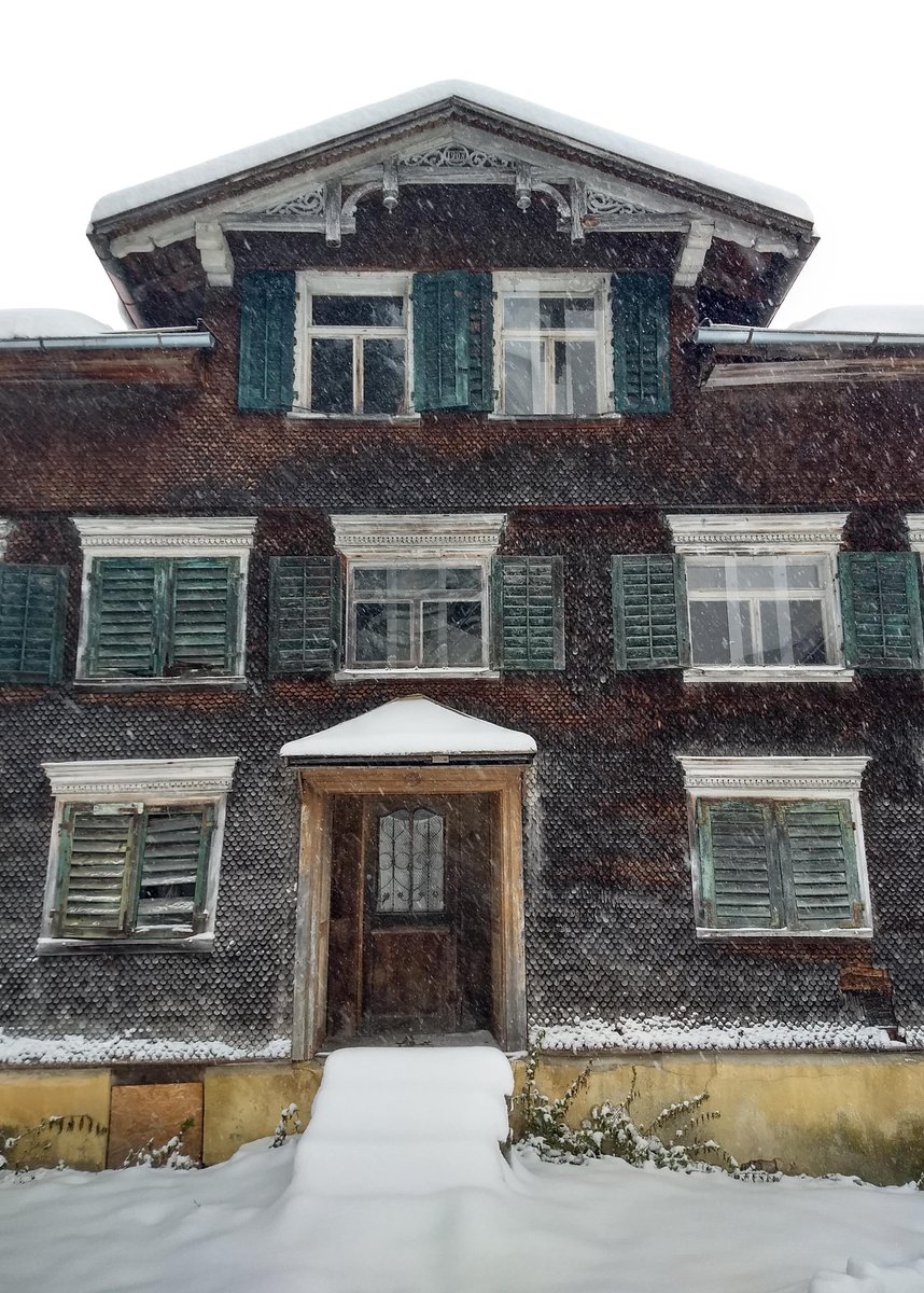 Marygoeswest's tweet image. Guten Morgen aus dem Ländle ☕🌨️
Das alte Pfarrhaus in Alberschwende,
es steht seit Jahren leer...
#Morgenfenster