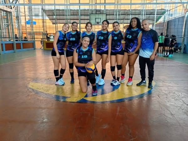 cronometro21's tweet photo. #Voleibolfemenino El equipo de voleibol 🏐 U-19 La Haciéndita logra el título en la toma deportiva de #Jose Félix Rivas" #Petare 
#municipiosucre 
@fvv https://t.co/xs9NkE3Z3f
