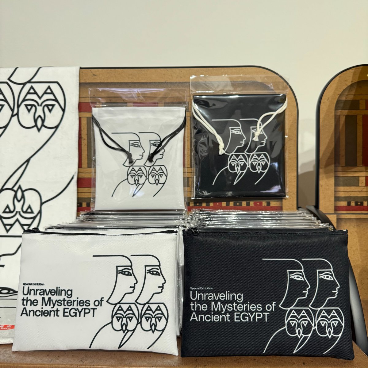 カツラをかぶった男性とフクロウの下絵が描かれたオストラコン