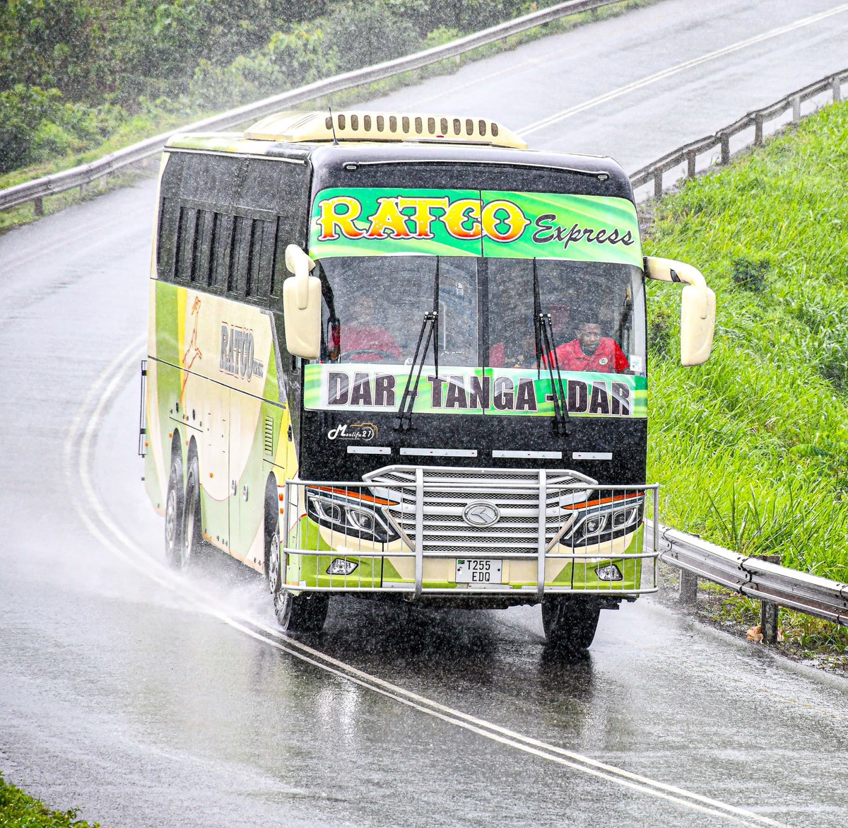 Name:: RATCO EXPRESS Route:: Dar es Salaam 👉 Tanga Model:: Kinglong Bus  Reg No:: T 255 EDQ : @ratco_campany Picha na @MzalifuVedastus