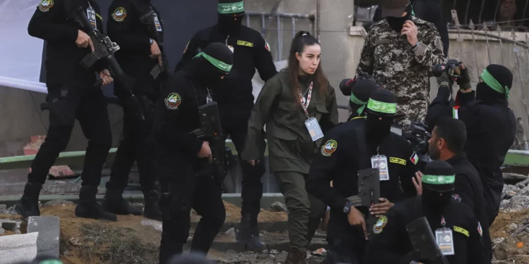 OrissaPOSTLive's tweet image. Three Israelis are about to be freed in exchange for Palestinian prisoners as part of a ceasefire deal.
#Israel #Gaza #PrisonerExchange