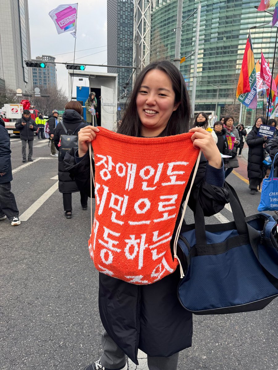 강솔지 변호사님이 손뜨개로 장애인도 시민으로 이동하는 민주주의 가방을 만드셨어요~