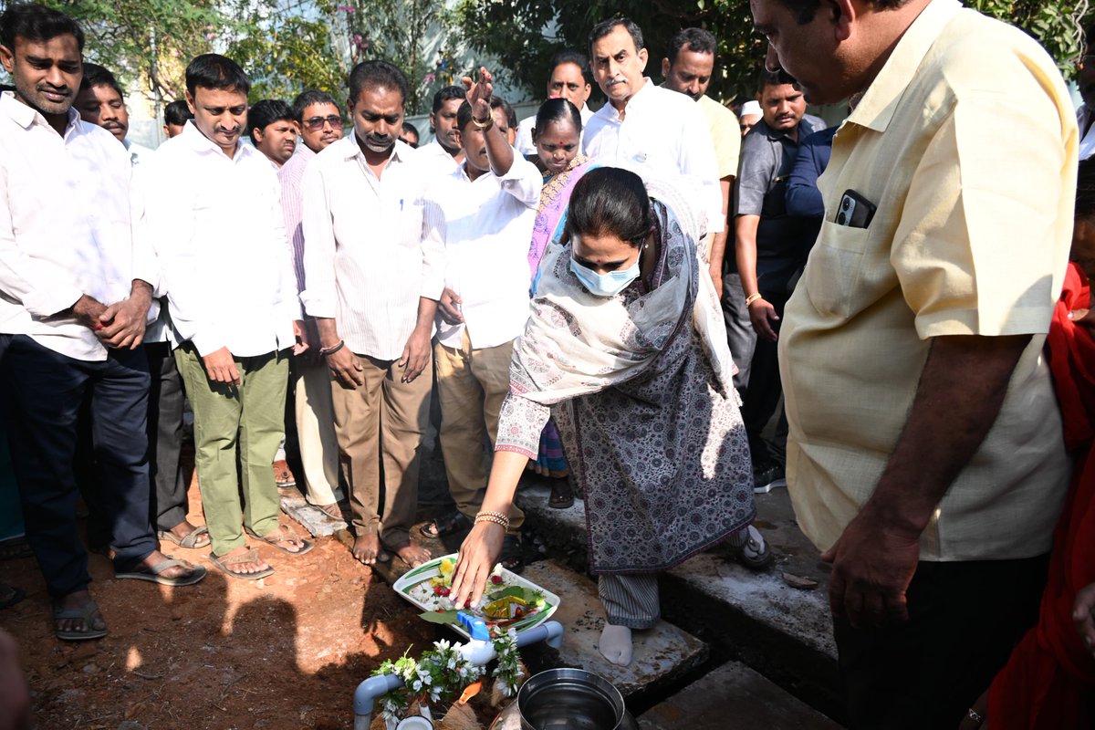 R_Madhavi_Reddy's tweet image. నేడు కడప నగరంలోని 12వ డివిజన్ పకీరుపల్లి ఎస్సీ కాలనీలో ప్రయోగదాత్మకంగా ప్రతిరోజు మంచినీరు  కార్యక్రమాన్ని టిడిపి పొలిట్ బ్యూరో సభ్యులు మరియు జిల్లా అధ్యక్షులు రెడ్డప్పగారి శ్రీనివాసరెడ్డి గారితో కలిసి ప్రారంభించడం జరిగింది.

#water #kadapadevelopment