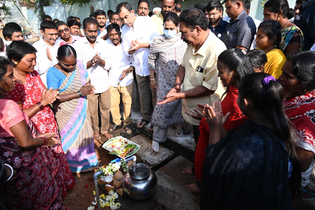 R_Madhavi_Reddy's tweet image. నేడు కడప నగరంలోని 12వ డివిజన్ పకీరుపల్లి ఎస్సీ కాలనీలో ప్రయోగదాత్మకంగా ప్రతిరోజు మంచినీరు  కార్యక్రమాన్ని టిడిపి పొలిట్ బ్యూరో సభ్యులు మరియు జిల్లా అధ్యక్షులు రెడ్డప్పగారి శ్రీనివాసరెడ్డి గారితో కలిసి ప్రారంభించడం జరిగింది.

#water #kadapadevelopment