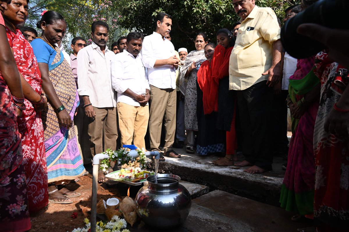 R_Madhavi_Reddy's tweet image. నేడు కడప నగరంలోని 12వ డివిజన్ పకీరుపల్లి ఎస్సీ కాలనీలో ప్రయోగదాత్మకంగా ప్రతిరోజు మంచినీరు  కార్యక్రమాన్ని టిడిపి పొలిట్ బ్యూరో సభ్యులు మరియు జిల్లా అధ్యక్షులు రెడ్డప్పగారి శ్రీనివాసరెడ్డి గారితో కలిసి ప్రారంభించడం జరిగింది.

#water #kadapadevelopment