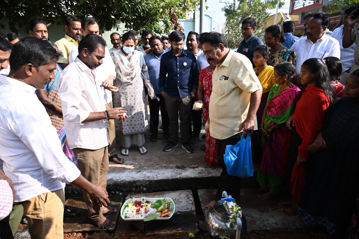 R_Madhavi_Reddy's tweet image. నేడు కడప నగరంలోని 12వ డివిజన్ పకీరుపల్లి ఎస్సీ కాలనీలో ప్రయోగదాత్మకంగా ప్రతిరోజు మంచినీరు  కార్యక్రమాన్ని టిడిపి పొలిట్ బ్యూరో సభ్యులు మరియు జిల్లా అధ్యక్షులు రెడ్డప్పగారి శ్రీనివాసరెడ్డి గారితో కలిసి ప్రారంభించడం జరిగింది.

#water #kadapadevelopment