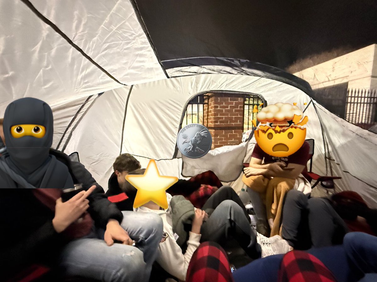 BakedBear69420's tweet image. Bought this spot to camp out for the game. This ended up turning into a Diddy party that I was no enjoying. Whos got an illidelph at coleman; I’m tryna take some BRs. If that does not come to workout I fear my friend Tiger❄️🎿 is going to be getting a call.
#OpentoNetwork
#CBTM