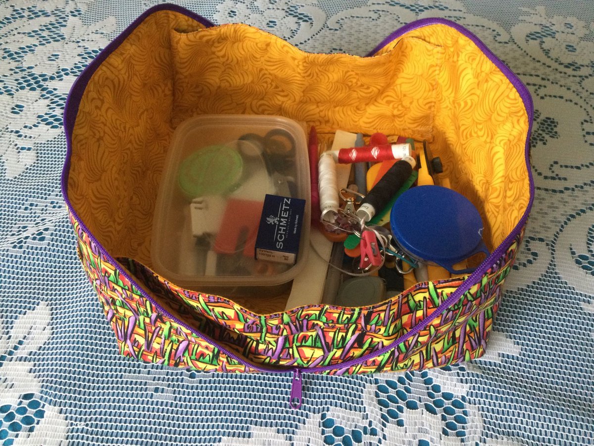 sallyannsews's tweet image. #packingcube #pencilcasereplacement #sherwoodstitchers

We have been making these in my classes - I’m using mine as an alternative to my pencil case, because it holds much more. And at our Sherwood Stitchers all day session in May, I’m demonstrating this. 🙂