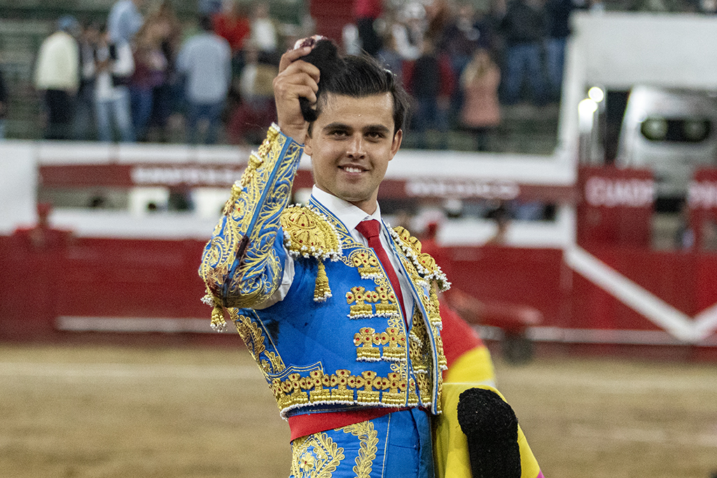 javierhoyos's tweet image. Con la presencia de la Virgen de Zapopan, se lleva a cabo la "Corrida de las Luces", en la Nuevo Progreso @emsa_gdl . Diego Sánchez se lleva la noche con una oreja de su primero en turno, un picador es desmontado un par de veces por el mismo toro.