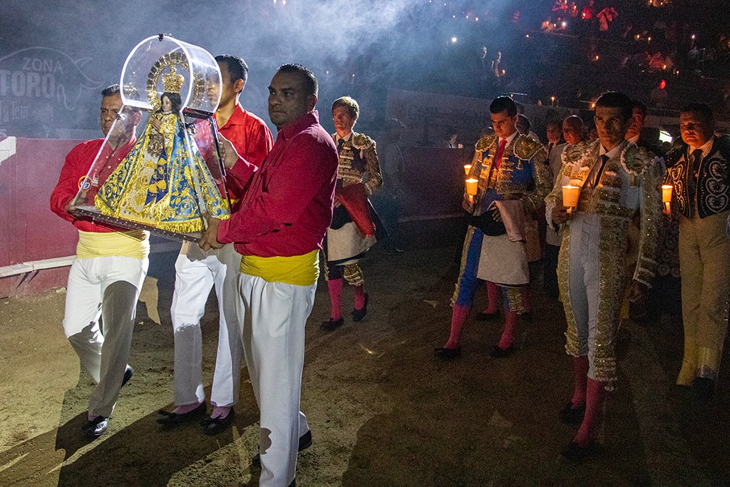 javierhoyos's tweet image. Con la presencia de la Virgen de Zapopan, se lleva a cabo la "Corrida de las Luces", en la Nuevo Progreso @emsa_gdl . Diego Sánchez se lleva la noche con una oreja de su primero en turno, un picador es desmontado un par de veces por el mismo toro.