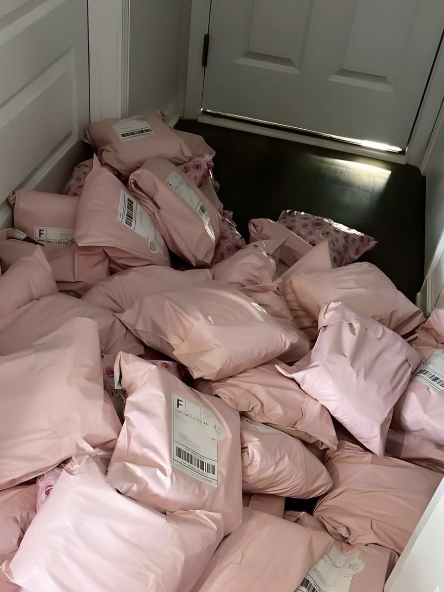 วันหยุดก็นอนอยู่บ้านเนี่ยแหละ ไม่ออกไปไหนหรอก เปลืองเงิน 
: