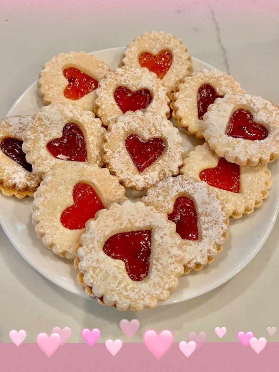 gunsvwd's tweet photo. Y por último pero no menos importante, unas galletitas que podemos comer quizás mañana jsjs pero sipi. Te amo, bebito, feliz san valentin. 🩷 https://t.co/jB9nJ5SqBP