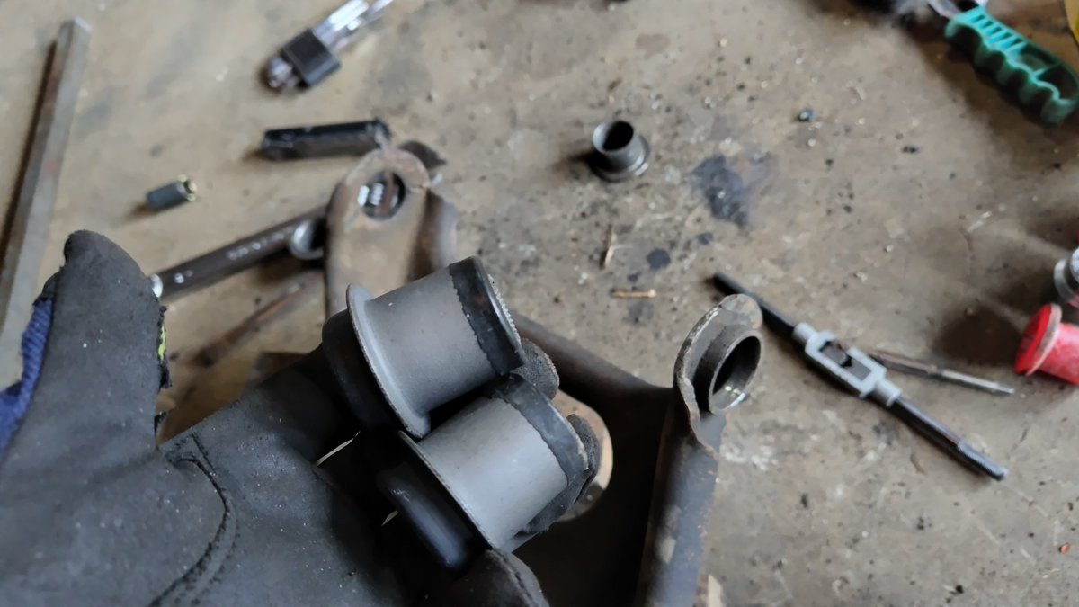 今日はフロントアッパーアームブッシュ交換
今回ロアはガタ無かったので、気力体力お小遣いの都合でアッパーのみ交換。