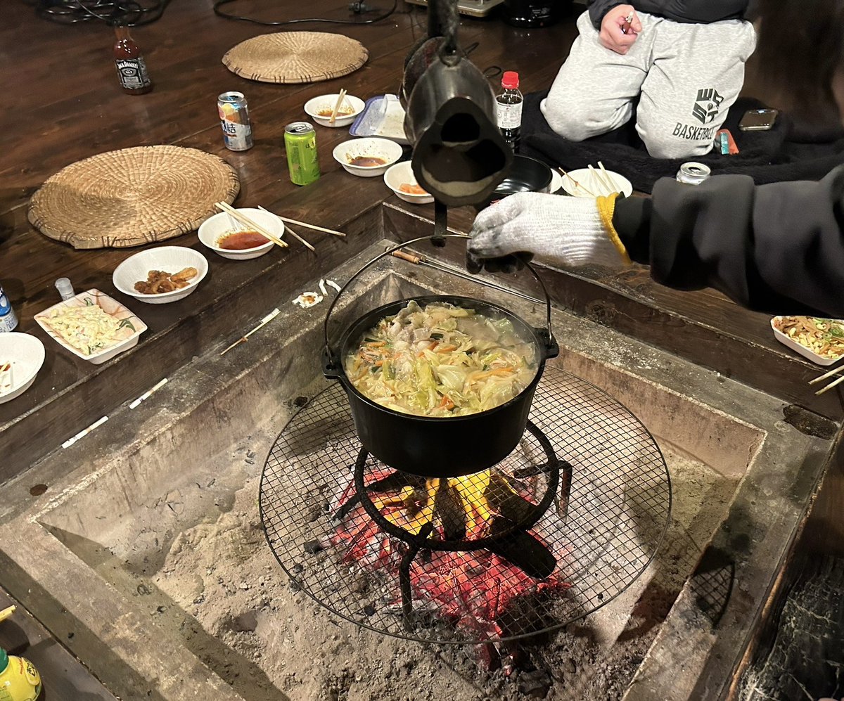 Iinecamp's tweet photo. 初めての釜戸＋囲炉裏✨

煙💨に手こずりましたが
楽しく過ごしました✨

＃キャンプ
#古民家宿泊
#紀泉わいわい村 FUNNY HEARTH https://t.co/AnjQtyCjNN