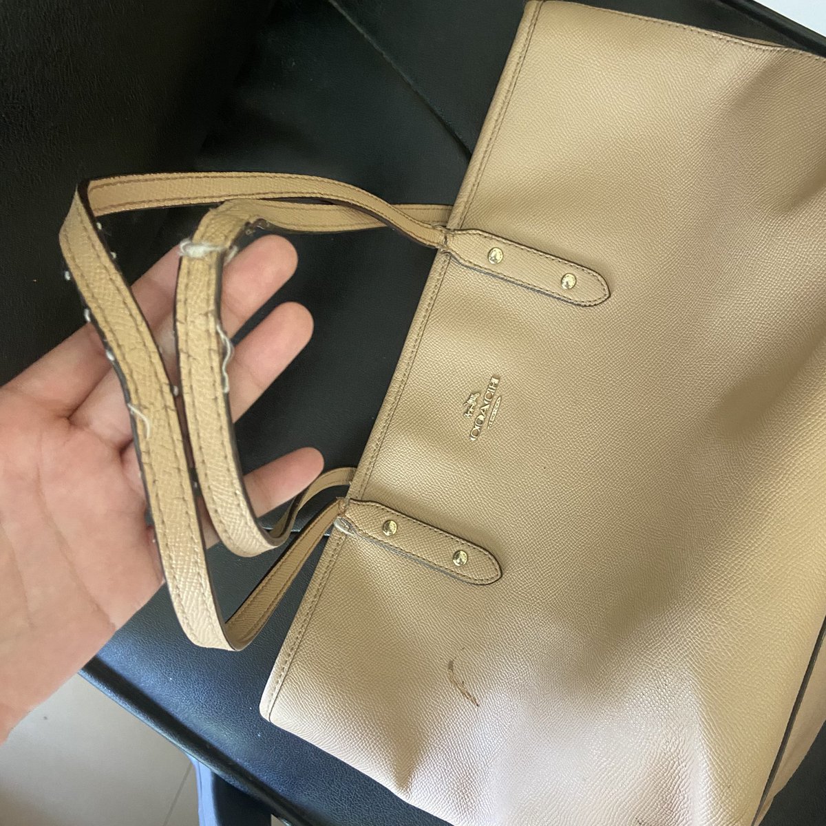 ส่งต่อ Coach Tote Bag 💗

ของแท้งับ 16นิ้ว มีตำหนิตามรูปคั้บ
(ไม่มีผลต่อการใช้งาน!)
ใส่แมคได้ ใส่ของได้จุกๆเลย สายไม่ได้ขาดนะคะ 

990฿ free shipping ♡ 

#ส่งต่อlongchamp #ส่งต่อcoach

#ส่งต่อcoach #ส่งต่อlongchamp #coachthailand #กระเป๋าแบรนด์เนม