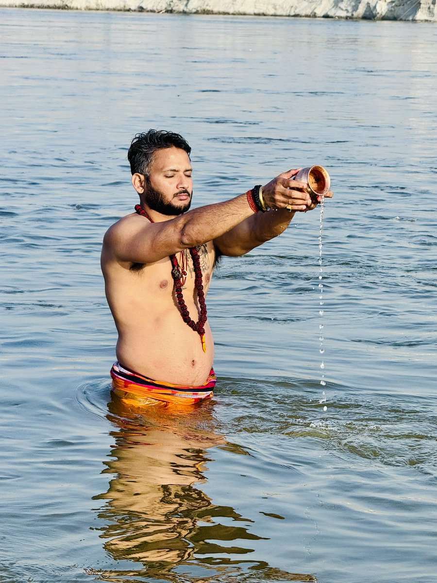 dbehera_bjp's tweet photo. प्रयाग हरिद्वार नासिक और उज्जैन पर अमृत की बूंदे गिरना,
मदरांचल पर्वत और वासुकी नाग से मंथन कर अमृत निकलना ही कुम्भ है।
ये पल तो १४४ साल में अनेबाला महाकुम्भ है...

"कुंभ मेले की महिमा को शब्दों में बयां करना मुश्किल है, यहां अनुभव करना जरूरी है।"

#महाकुंभ2025
#डिजिटलमहाकुंभ https://t.co/JzuNaGgcBz