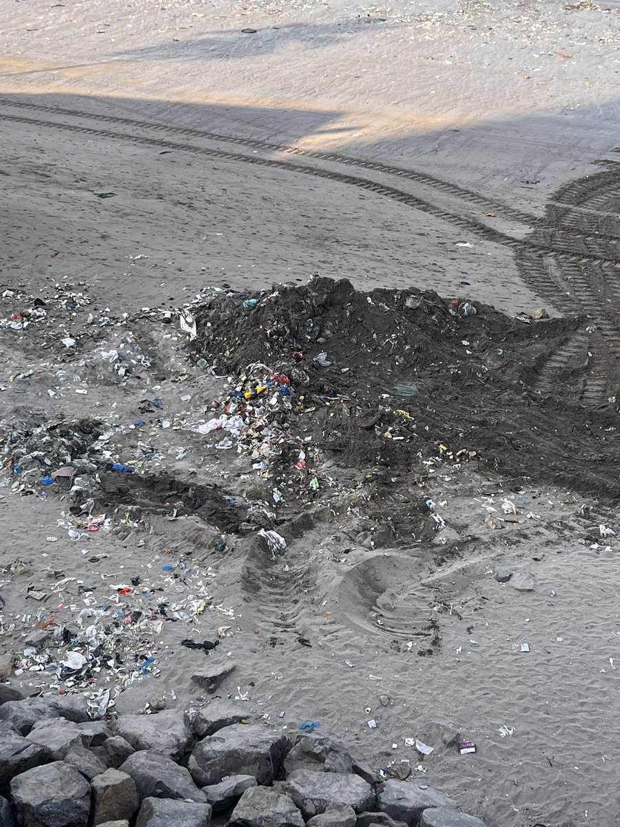 Neena Kulkarni नीना कुळकर्णी (@neenakulkarni) on Twitter photo Garbage dump right in front of a housing colony! On Mahim Beach. As a result we are getting big flies and other insects coming into our houses. Unhealthy. <a href="/mybmc/">माझी Mumbai, आपली BMC</a>
do something! #GNorthWardBMC Garbage dump right in front of a housing colony! On Mahim Beach. As a result we are getting big flies and other insects coming into our houses. Unhealthy. <a href="/mybmc/">माझी Mumbai, आपली BMC</a>
do something! #GNorthWardBMC