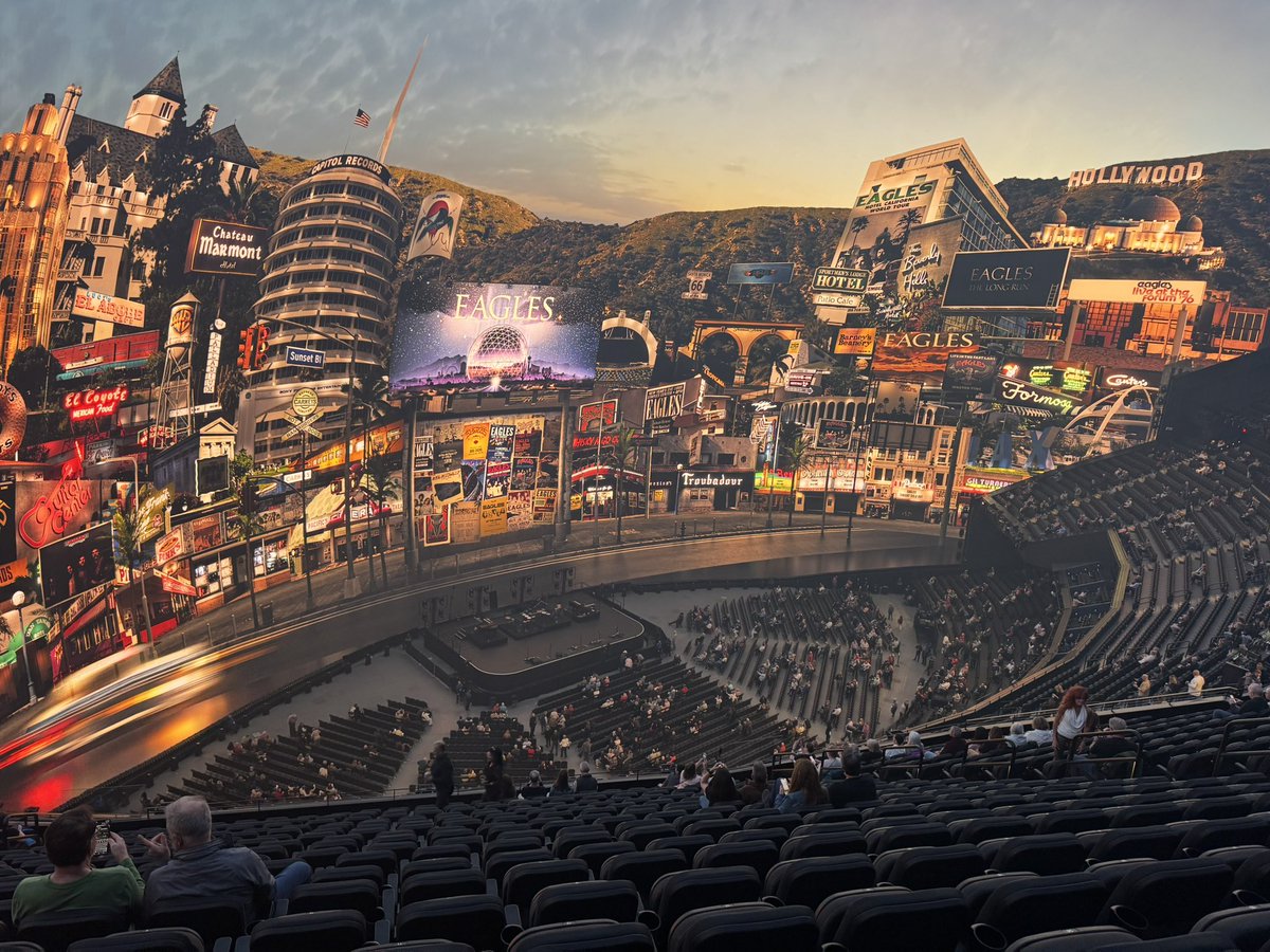 AthaideChris's tweet image. Eagles at the sphere!!!