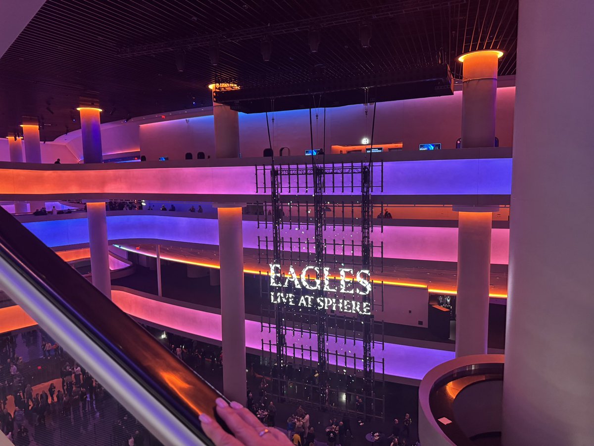 AthaideChris's tweet image. Eagles at the sphere!!!