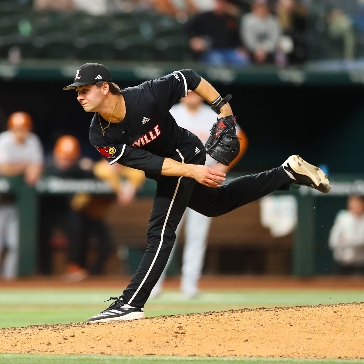 LouisvilleBSB's tweet photo. Scoreless ninth for @jackbrown_24.

M9 | Cards 0, Horns 2

#GoCards https://t.co/xgVHQWj8JH