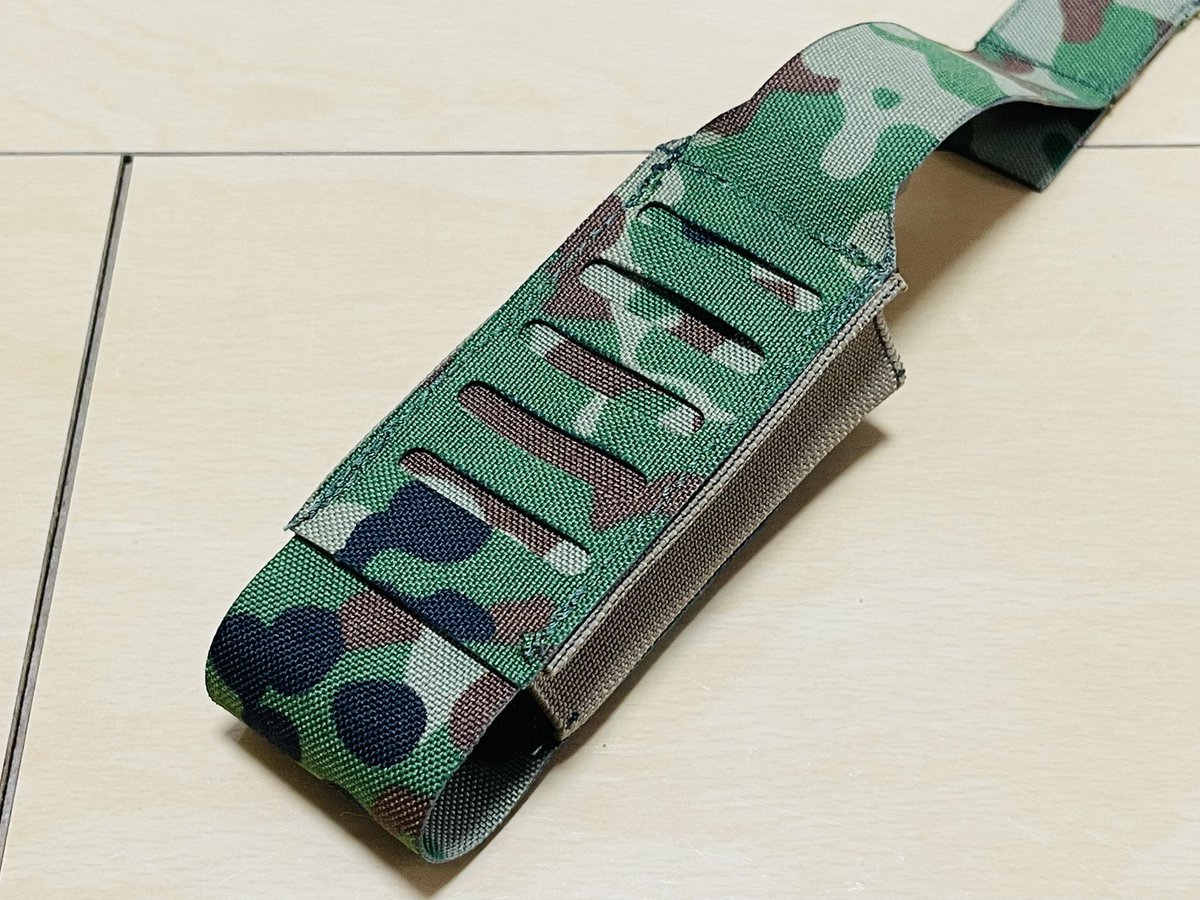 diytactics's tweet photo. ピストルマグポーチ

久々にナイロンワークしました。拳銃弾倉用に作りましたがマルチツールやライトなども収納できます。中には滑り防止のGrip Fabricの生地を使用しています。
久々の縫い物で雑になってしまいました。
#陸自迷彩
#陸自装備
#自作装備 https://t.co/hLdKnb3G4t