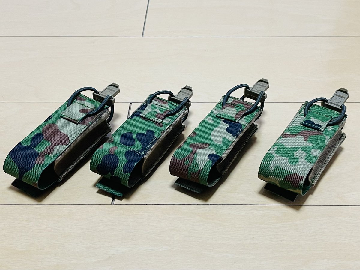 diytactics's tweet photo. ピストルマグポーチ

久々にナイロンワークしました。拳銃弾倉用に作りましたがマルチツールやライトなども収納できます。中には滑り防止のGrip Fabricの生地を使用しています。
久々の縫い物で雑になってしまいました。
#陸自迷彩
#陸自装備
#自作装備 https://t.co/hLdKnb3G4t