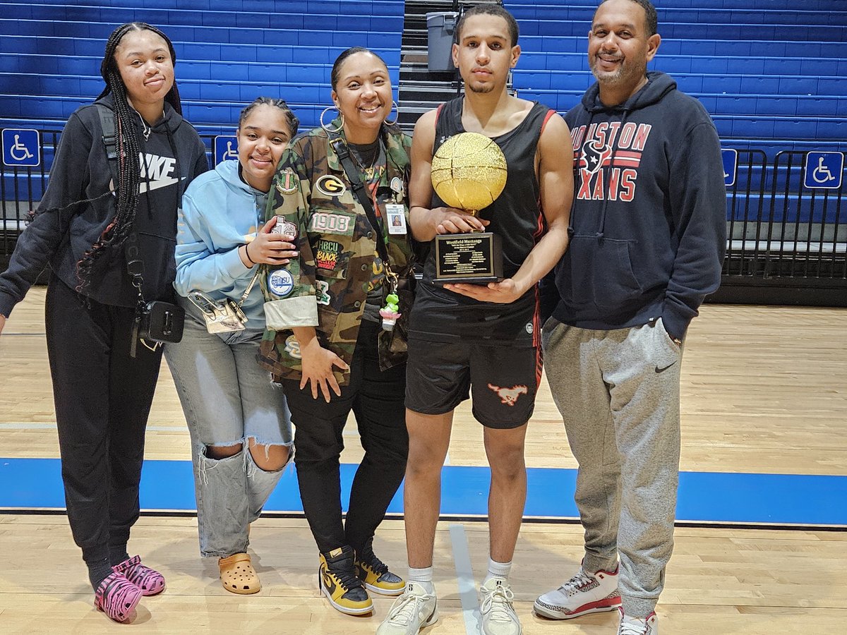 In the words of Coach Goffney, "We win gold balls!" District Champs 🏆 @WHSMustangHoops